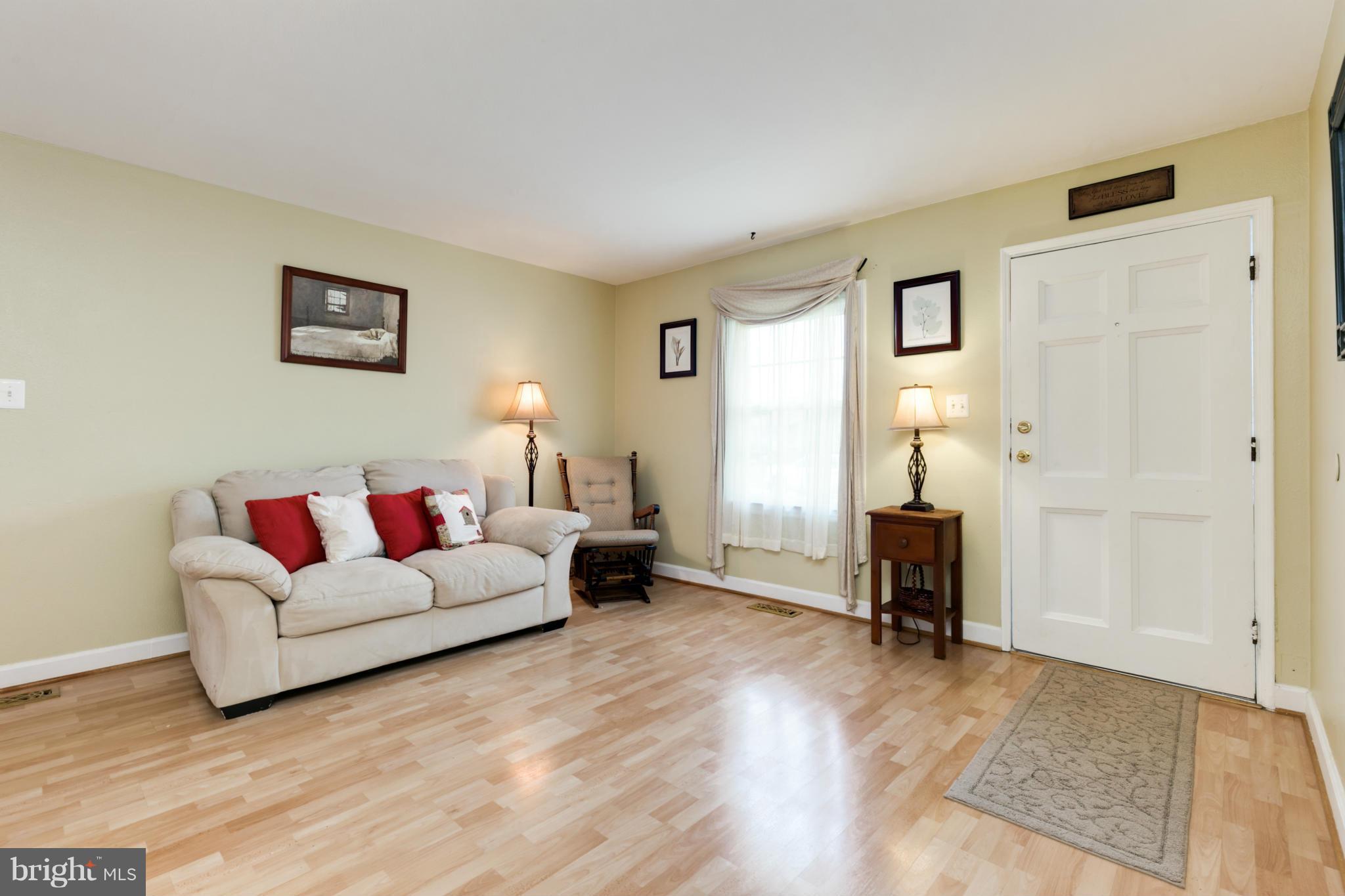 802 West Poplar Road Sterling, VA 20164 - Photo 5 of 29 Living Room
