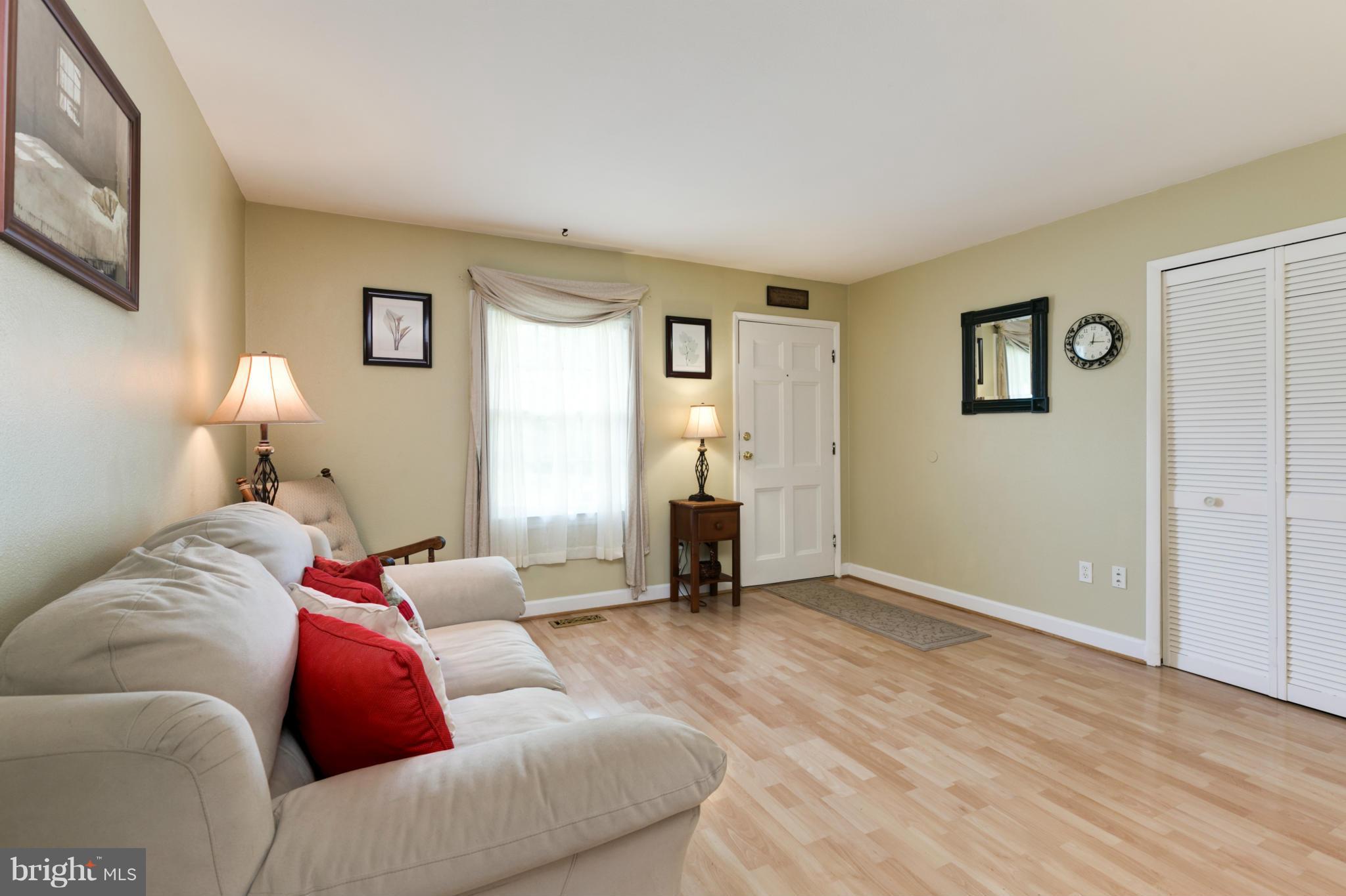 802 West Poplar Road Sterling, VA 20164 - Photo 6 of 29 Living Room