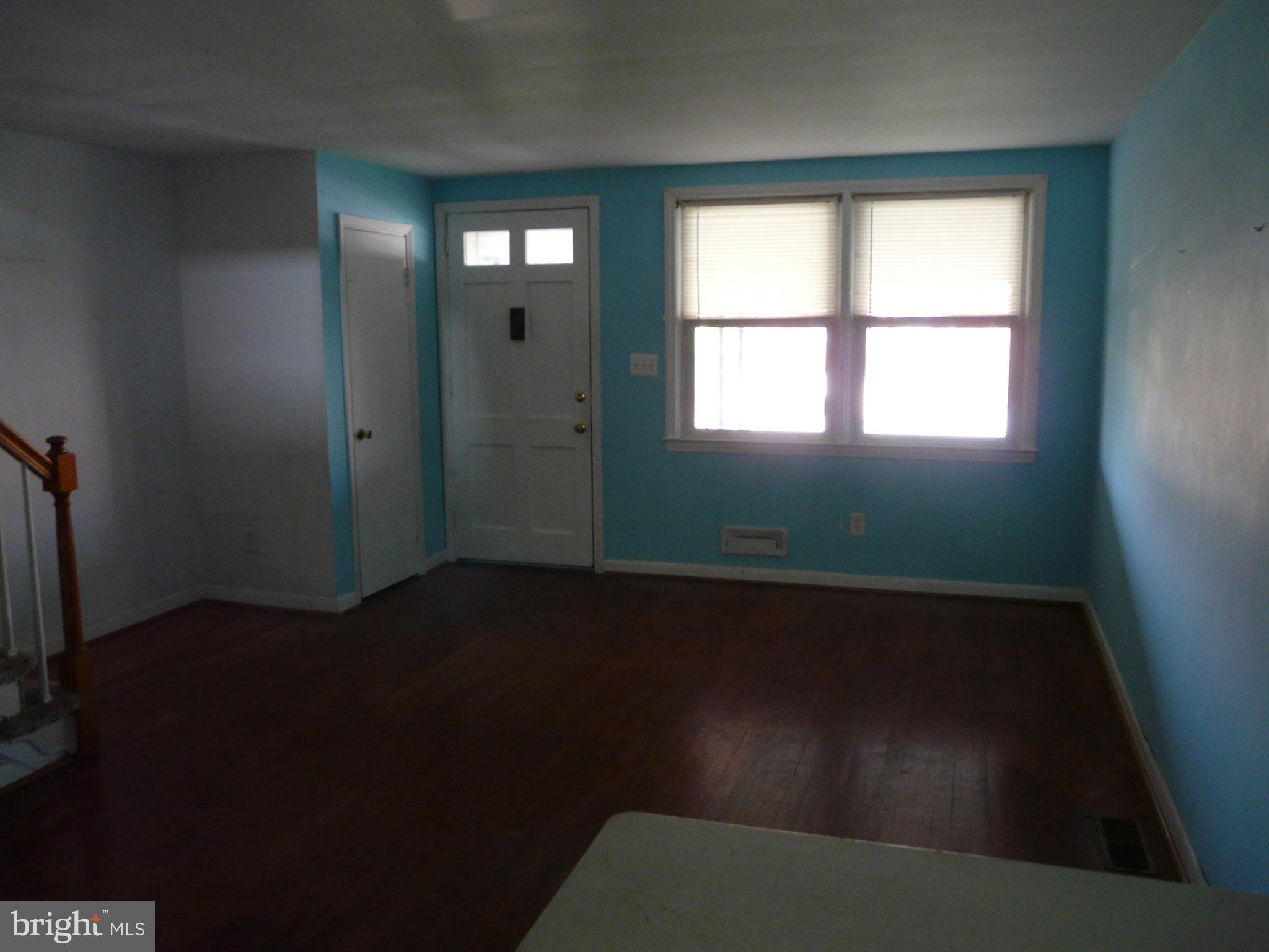 2823 Creston Road Dundalk, MD 21222 - Photo 4 of 20 Living Room