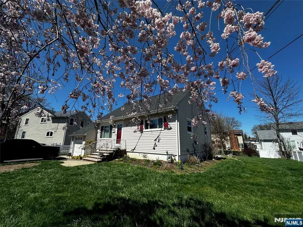 a view of yard with tree