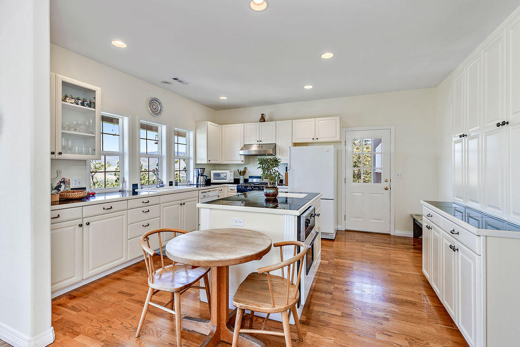 491 Ashland Loop Road Ashland, OR 97520 - Photo 13 of 60 ALR(38)