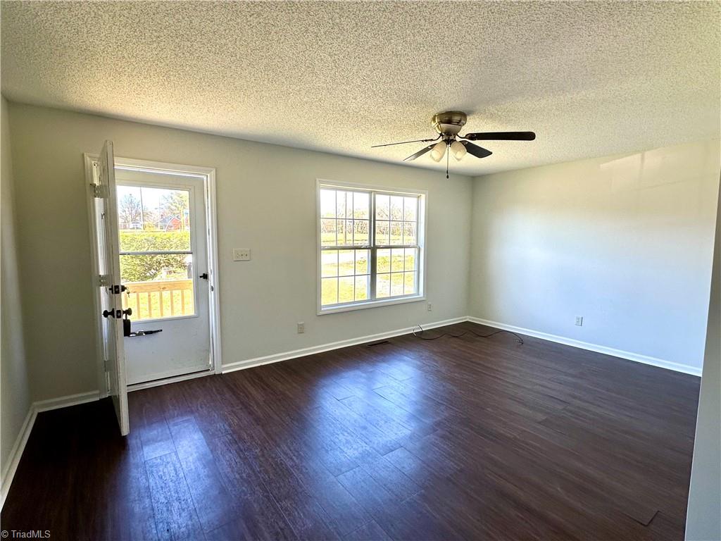 406 Dunbar Street Lexington, NC 27292 - Photo 2 of 23 Living Room