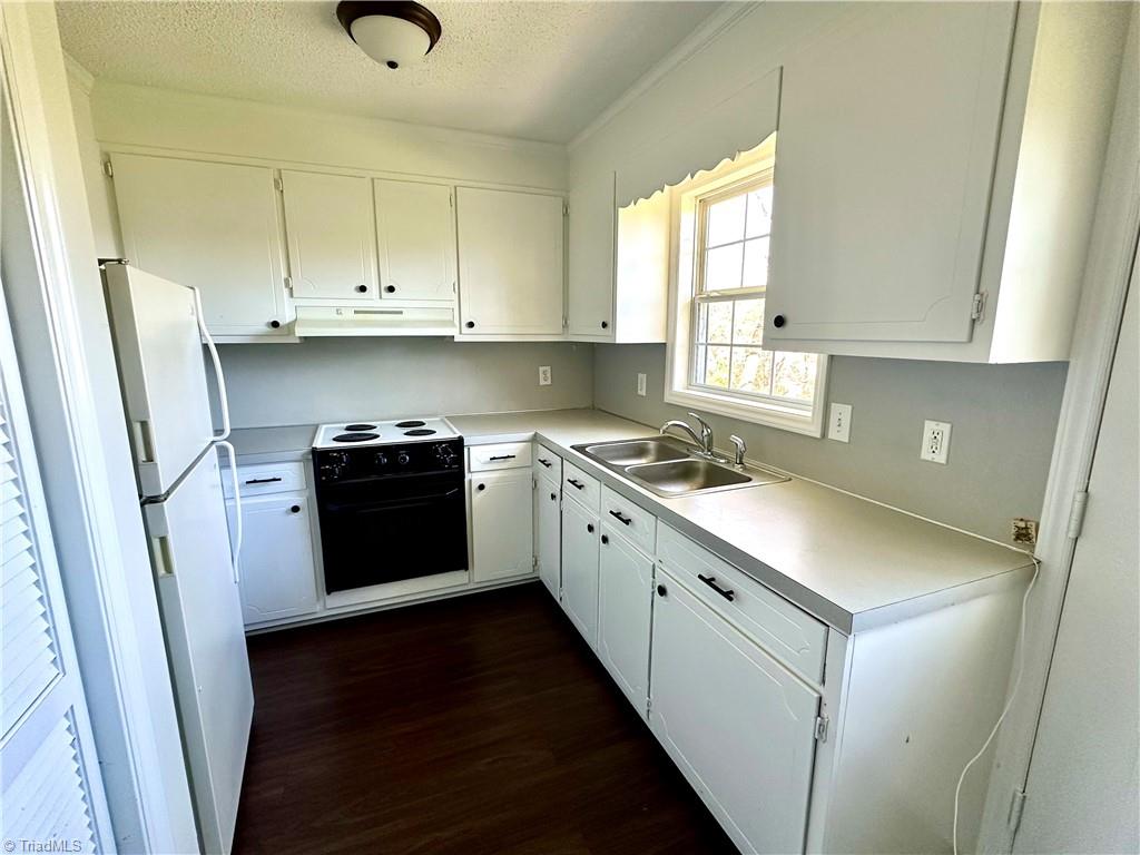 406 Dunbar Street Lexington, NC 27292 - Photo 3 of 23 Kitchen