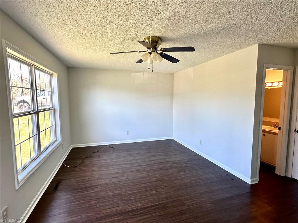 406 Dunbar Street Lexington, NC 27292 - Photo 4 of 23 Living Room