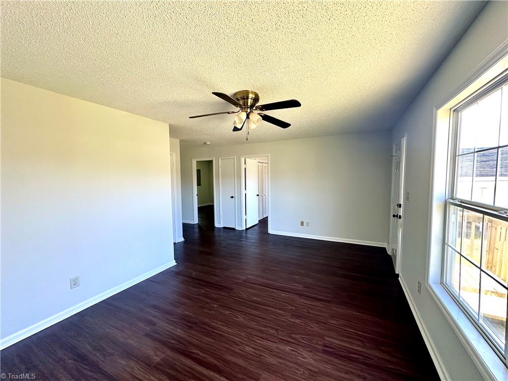 406 Dunbar Street Lexington, NC 27292 - Photo 5 of 23 Living Room