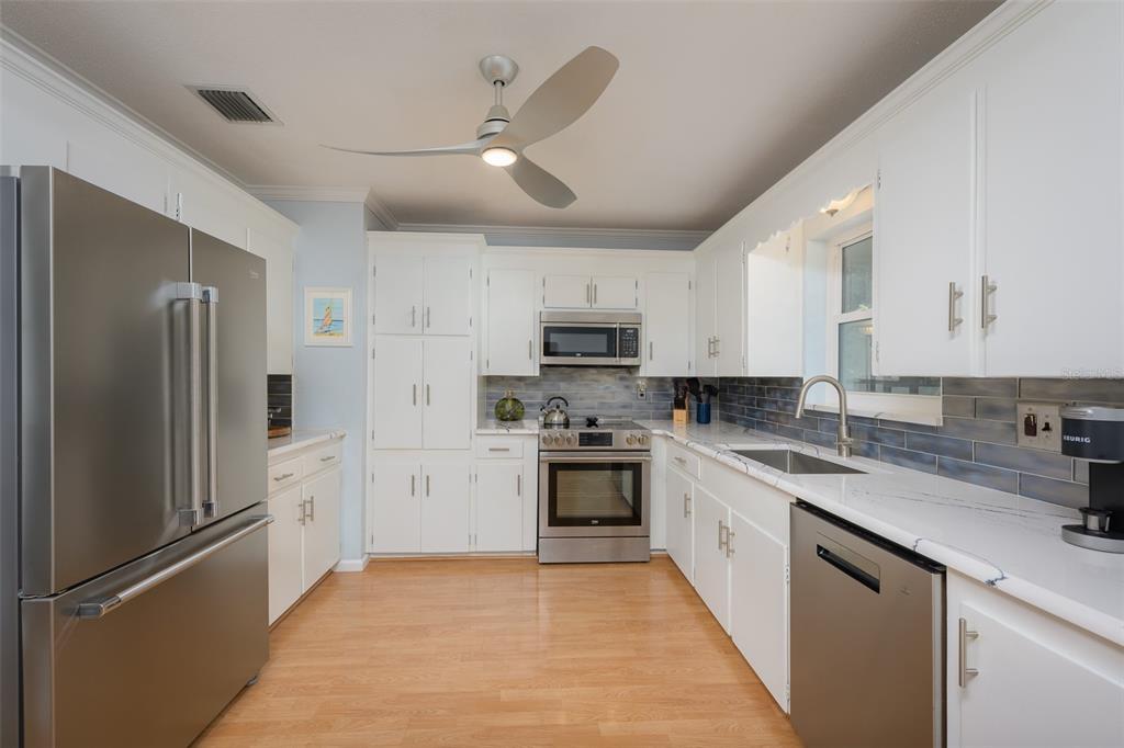 3801 Helene Street Sarasota, FL 34233 - Photo 11 of 37