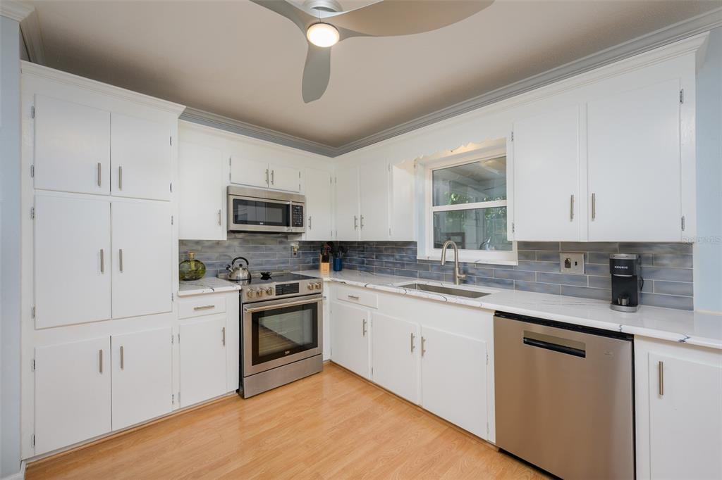 3801 Helene Street Sarasota, FL 34233 - Photo 12 of 37