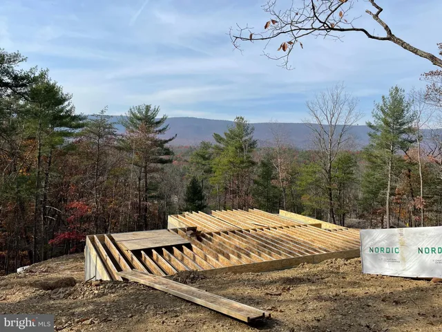 a view of a back yard of the house