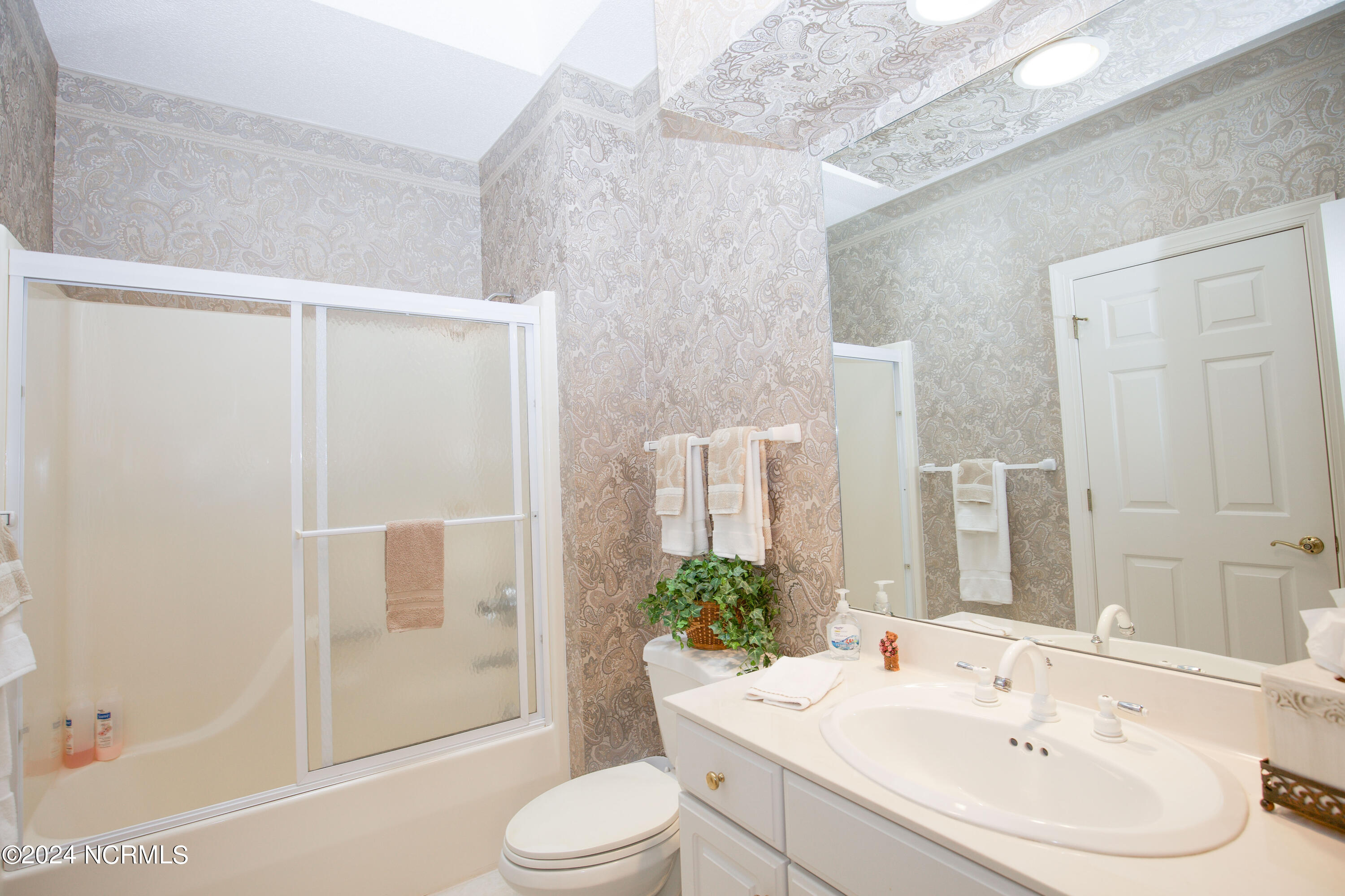 45 Pinewild Drive Pinehurst, NC 28374 - Photo 35 of 50 Guest Bath