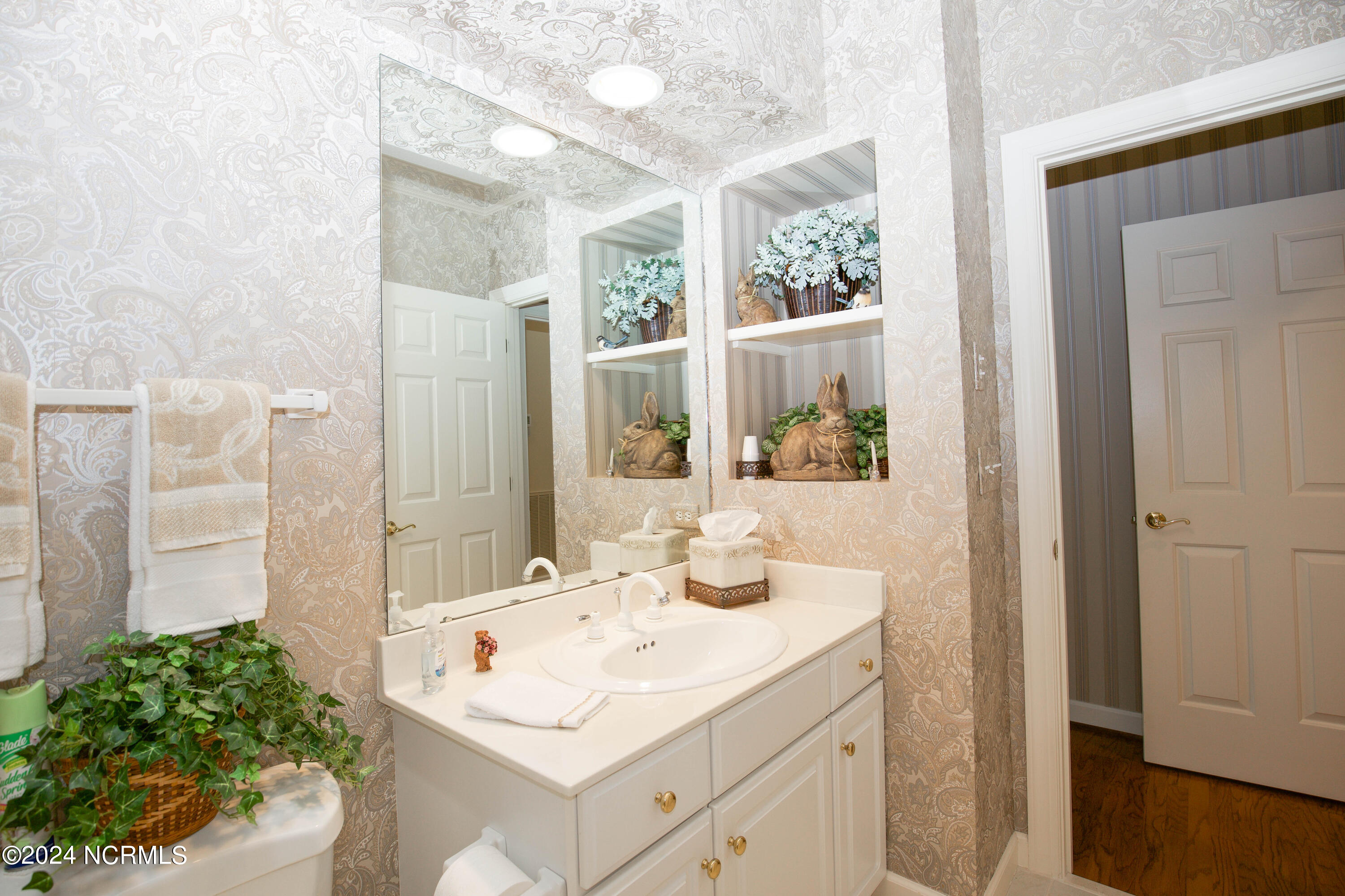 45 Pinewild Drive Pinehurst, NC 28374 - Photo 36 of 50 Guest Bath