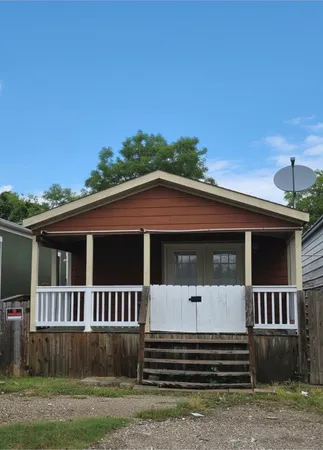 $1,300 | 310 Vann Road, Unit C, Highlands, TX 77562