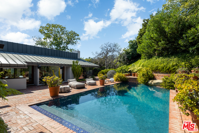 1375 Summitridge Place Beverly Hills, CA 90210 - Photo 19 of 21