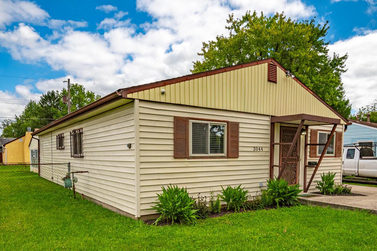 3044 Nuway Road Columbus, OH 43207 - Photo 3 of 44 Vinyl siding exterior, low maintenance.