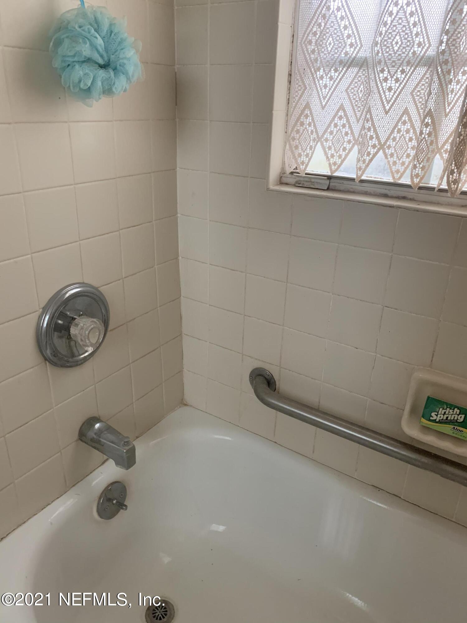 3852 Grant Road Jacksonville, FL 32207 - Photo 14 of 25 a bathroom with a shower