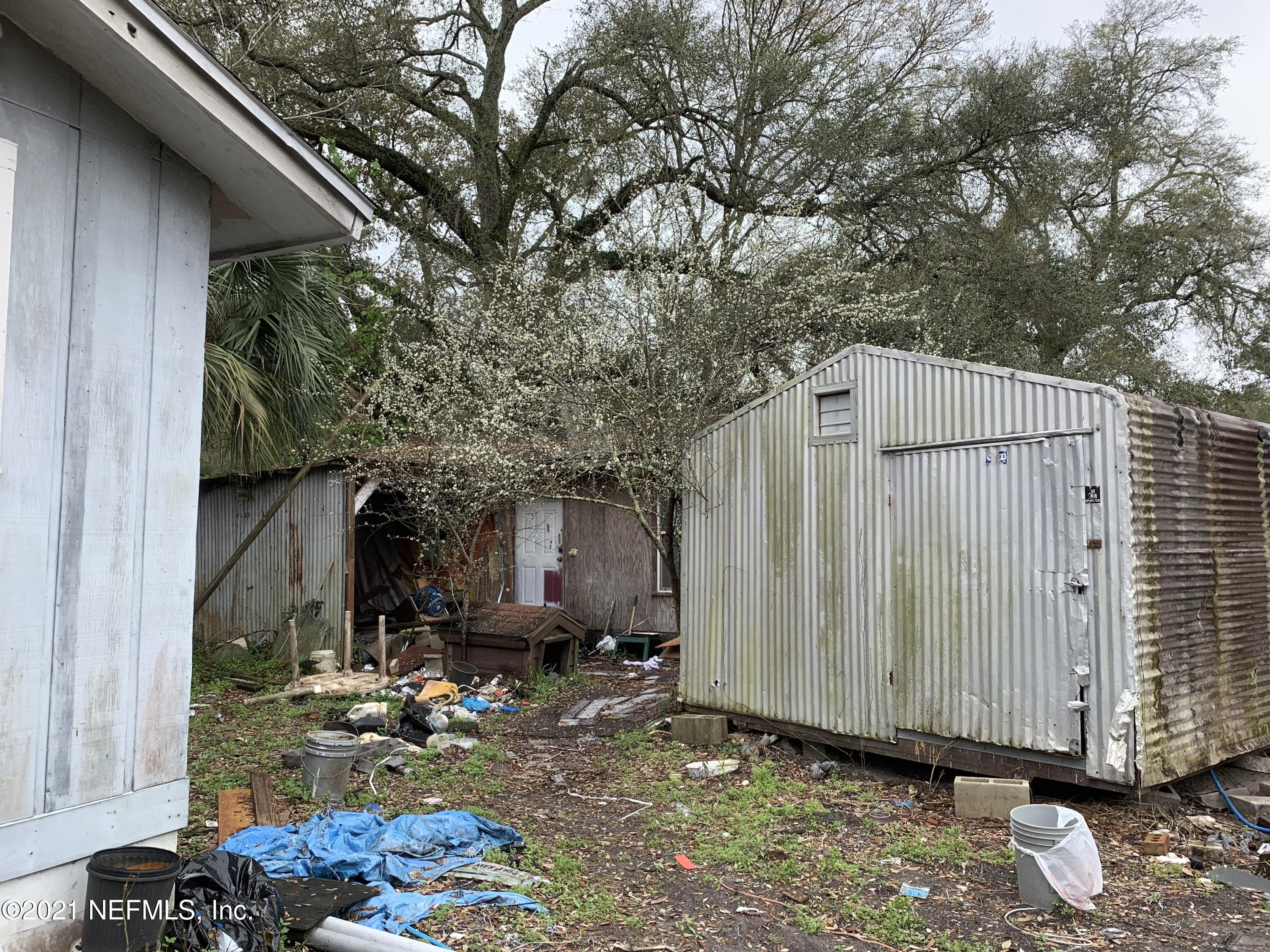 3852 Grant Road Jacksonville, FL 32207 - Photo 20 of 25 a view of a house with backyard and sitting area
