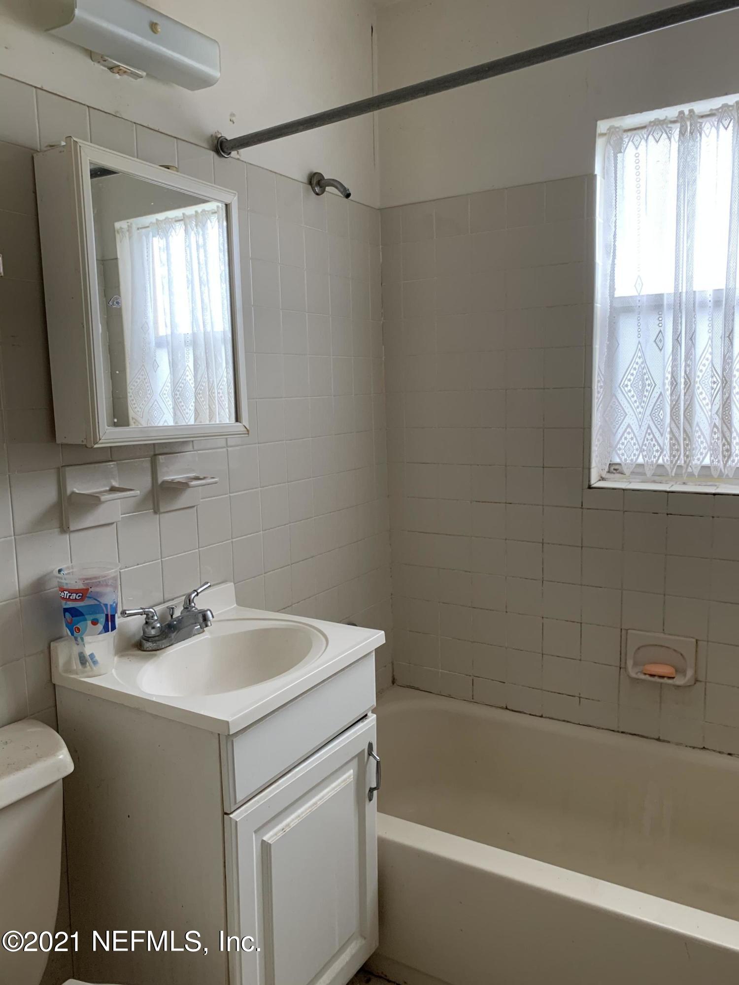3852 Grant Road Jacksonville, FL 32207 - Photo 5 of 25 a bathroom with a sink a toilet and a bathtub