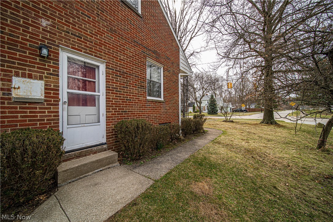4729 Anderson Road Cleveland, OH 44124 - Photo 3 of 32