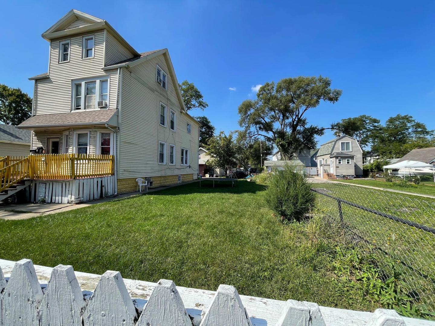 15736 Lathrop Avenue Harvey, IL 60426 - Photo 4 of 20 a backyard of a house with lots of green space