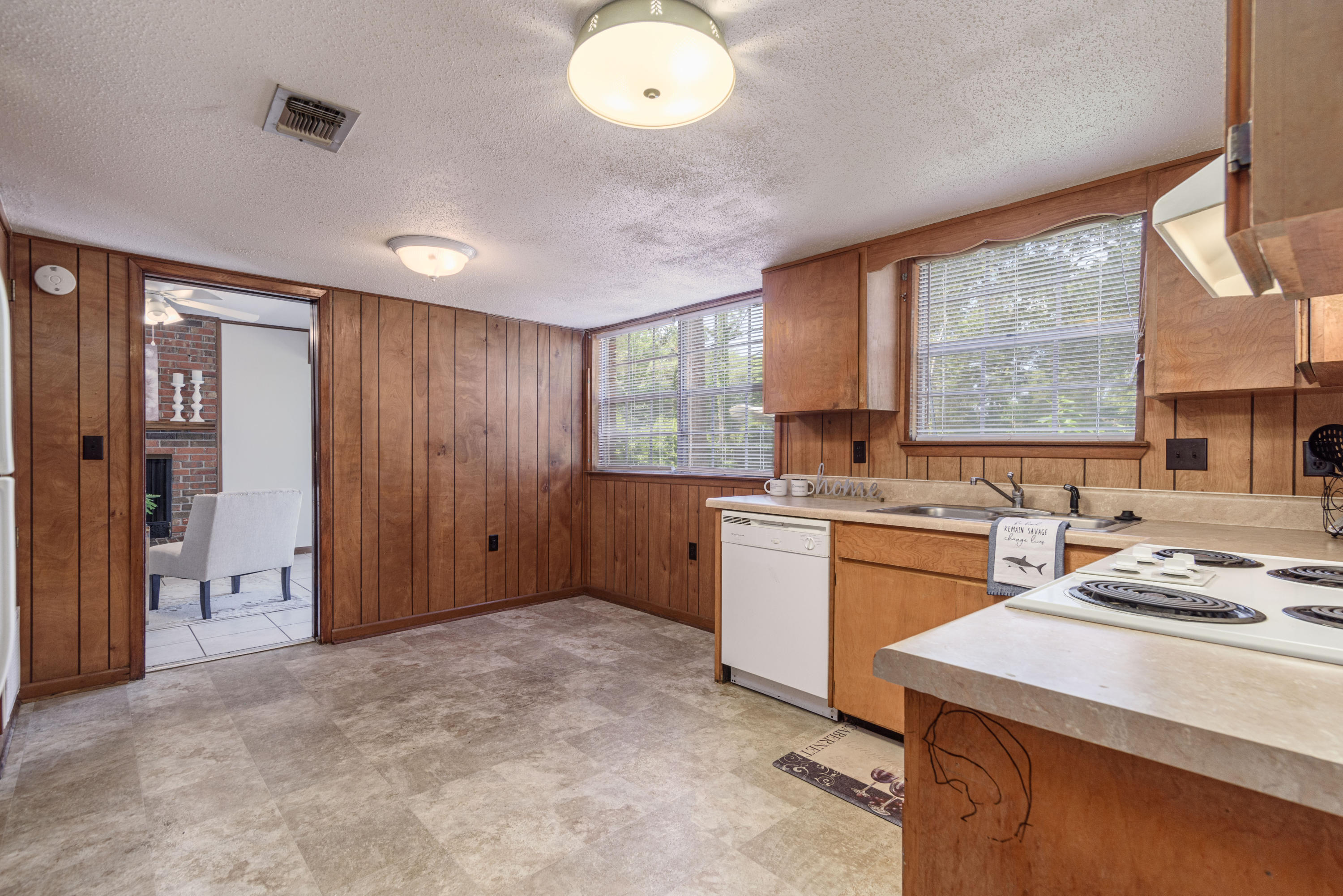 187 Country Club Road Shalimar, FL 32579 - Photo 20 of 68 a kitchen that has a lot of cabinets in it