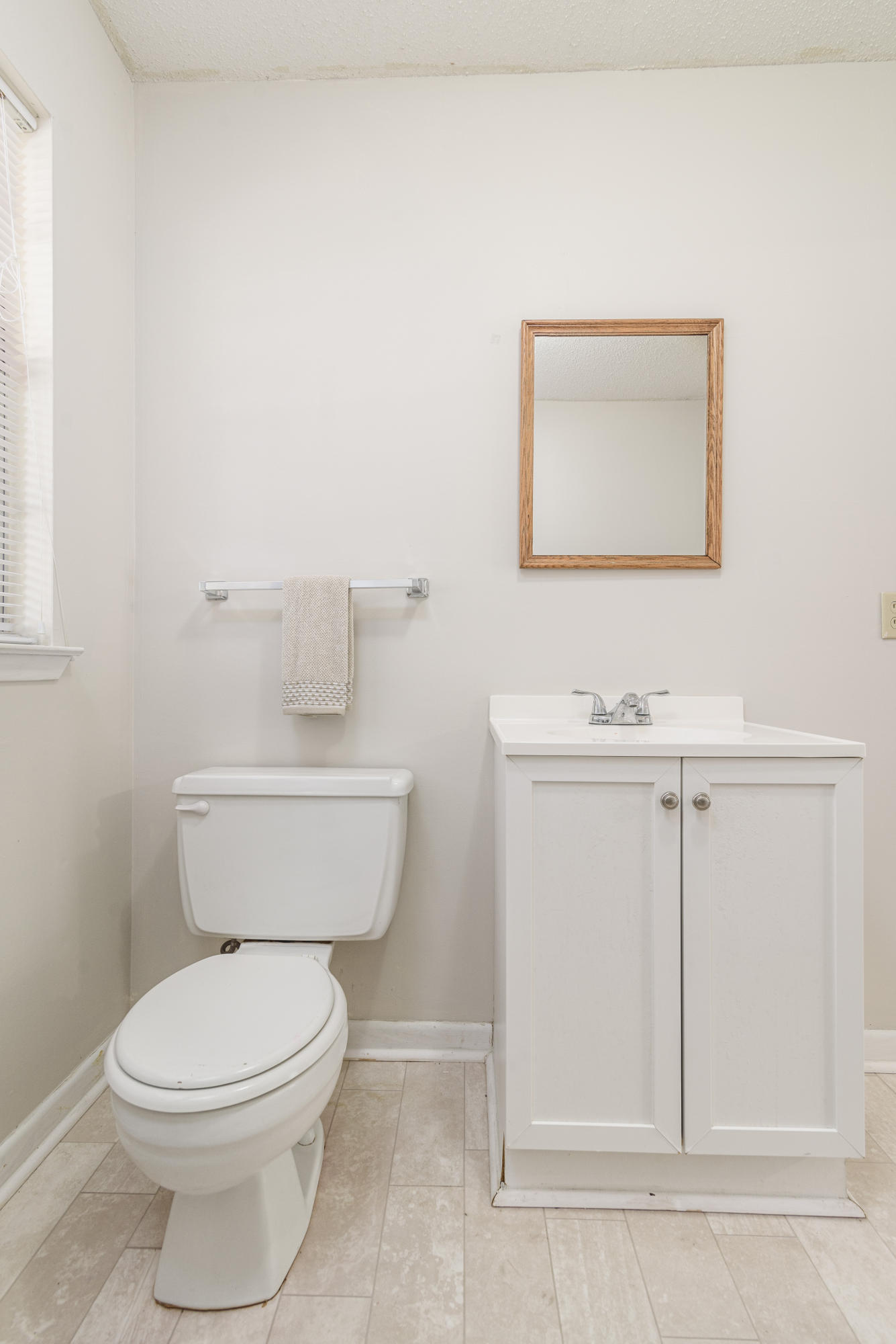 187 Country Club Road Shalimar, FL 32579 - Photo 27 of 68 a bathroom with a toilet sink