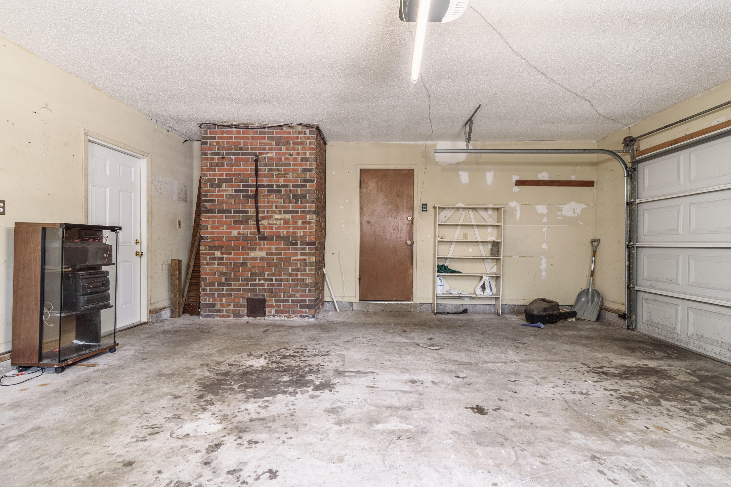 187 Country Club Road Shalimar, FL 32579 - Photo 51 of 68 a view of an empty room with closet and a window