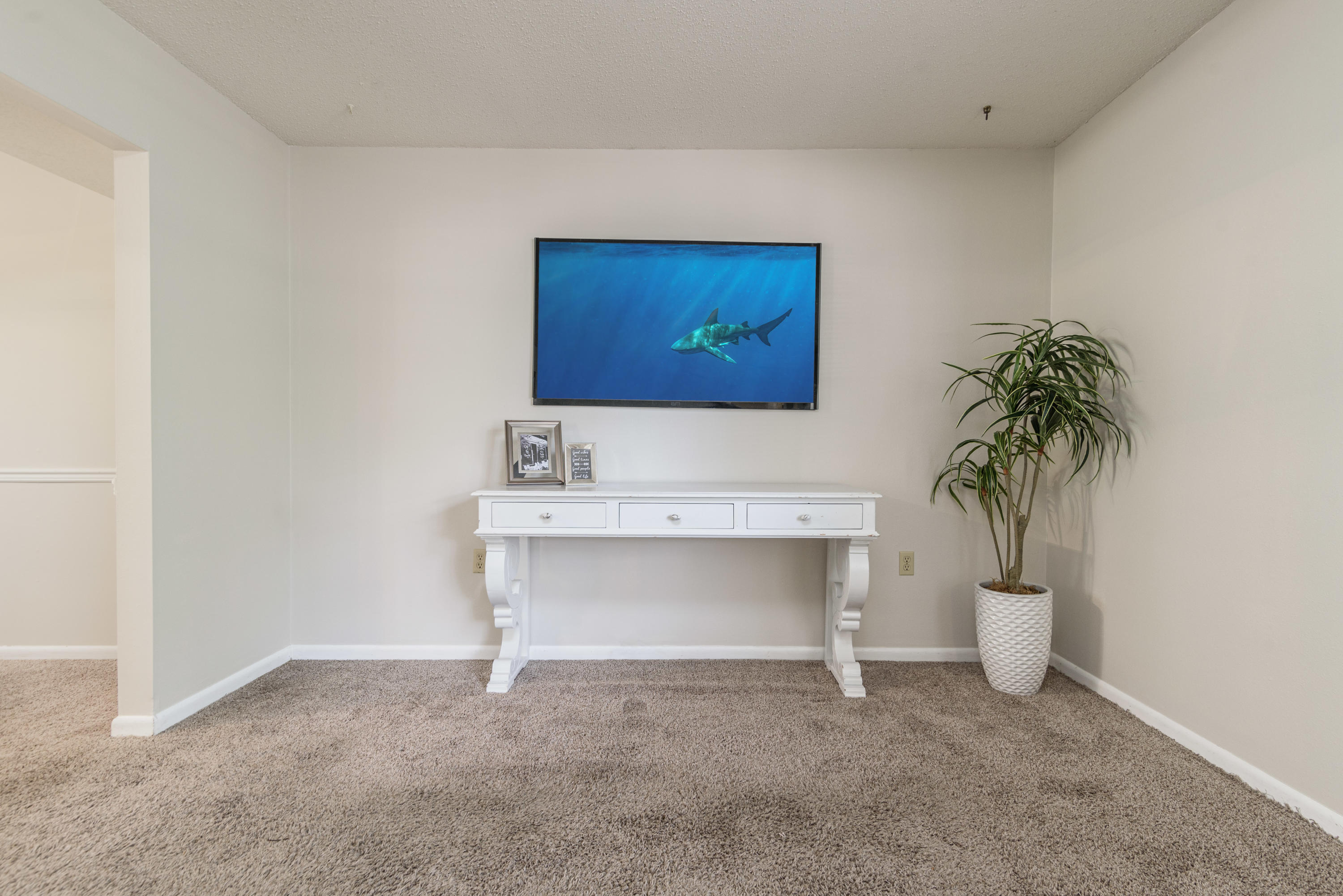 187 Country Club Road Shalimar, FL 32579 - Photo 8 of 68 a living room with a table and a potted plant
