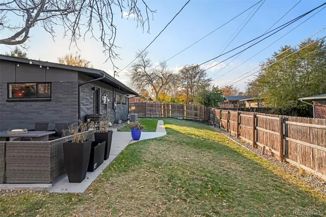 a view of a backyard