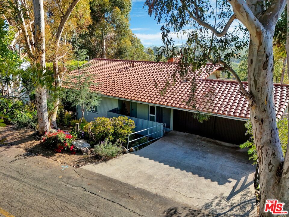 3557 Serra Road Malibu, CA 90265 - Photo 2 of 18