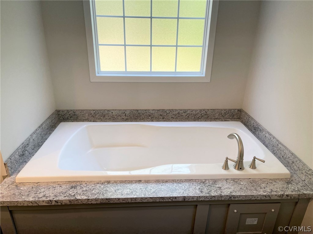 10100 Deerfield Road Providence Forge, VA 23140 - Photo 13 of 20 Primary suite - garden tub