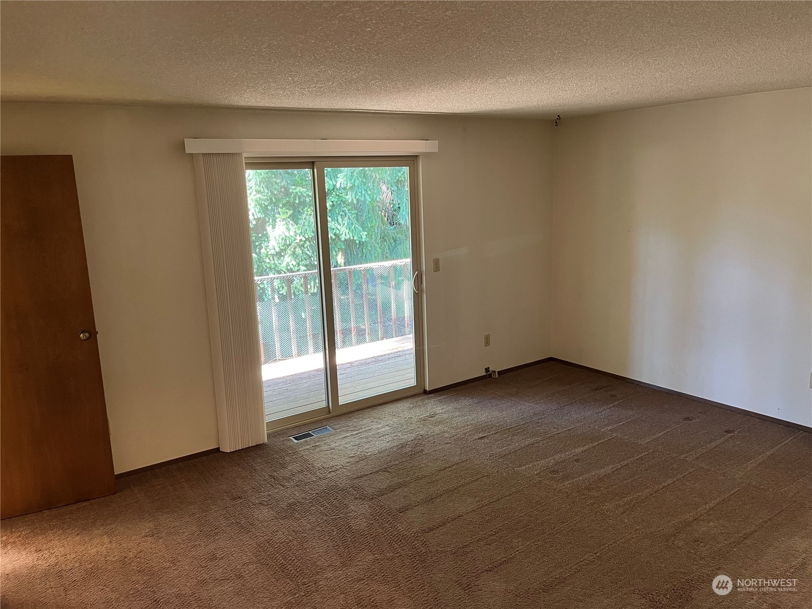 14005 149th Place Southeast Renton, WA 98059 - Photo 14 of 35 a view of an empty room with a window