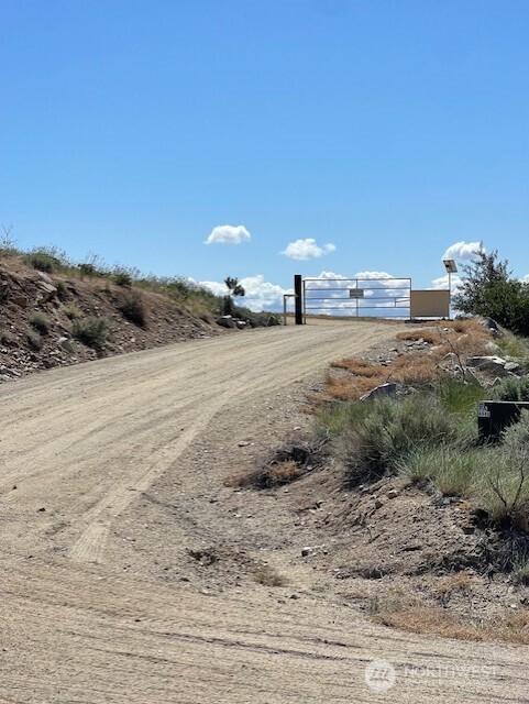 59 Bill Shaw Road Pateros, WA 98846 - Photo 21 of 24 a view of a dry yard with wooden fence