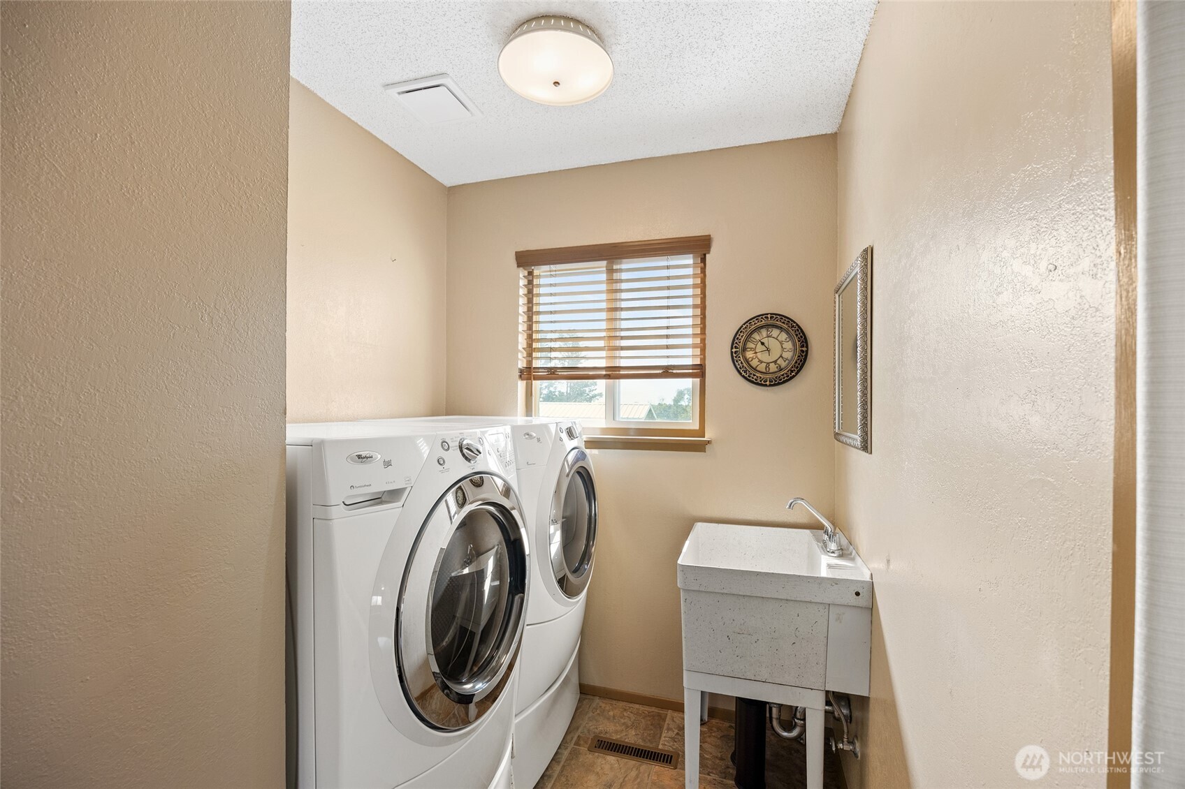 2716 8th Street Northeast East Wenatchee, WA 98802 - Photo 22 of 40 a utility room with dryer and washer