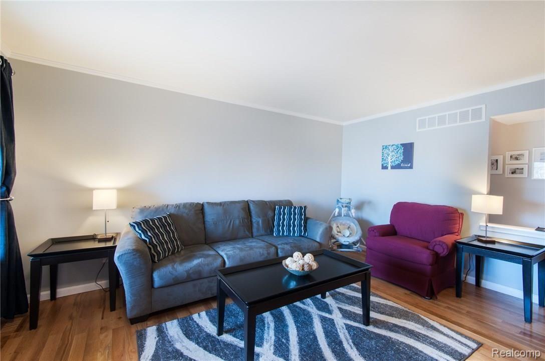 47846 Chrys Road Macomb, MI 48044 - Photo 5 of 46 ChrysRd_47846_Living_01.jpg