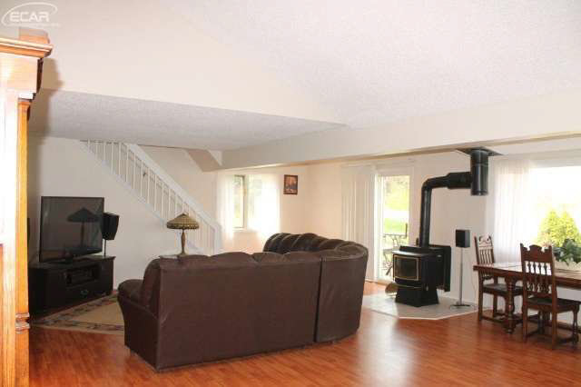 1464 Maxfield Lake Road Hartland, MI 48353 - Photo 5 of 29 21144028-4.JPG
