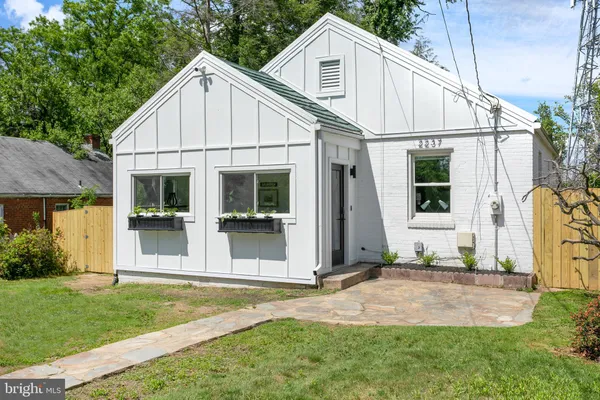 $4,850 | 2237 North Harrison Street, Arlington, VA 22205