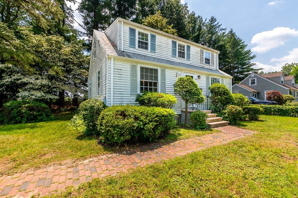 22 Londonderry Road Framingham, MA 01701 - Photo 2 of 24 Gallery Image 2