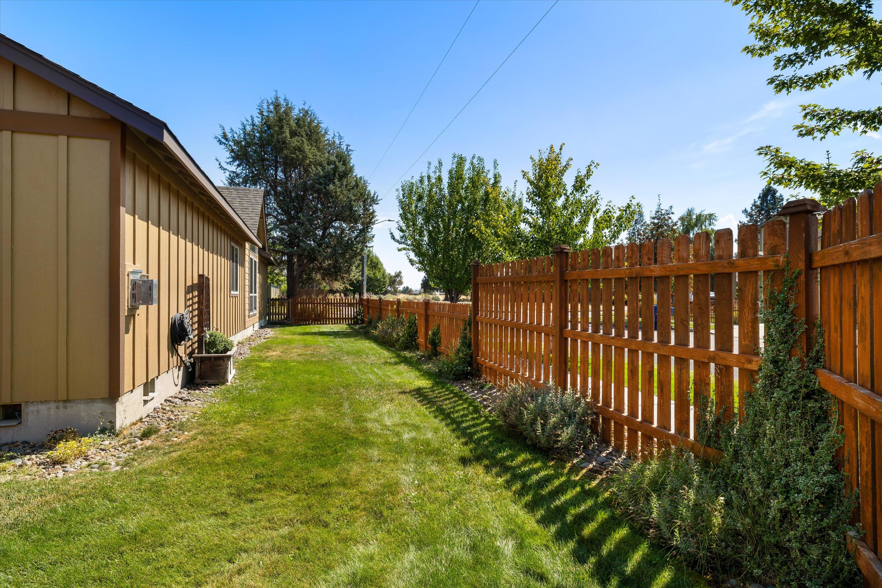 61705 Rigel Way Bend, OR 97702 - Photo 35 of 40 35-20250904 JILL ROSELL-35