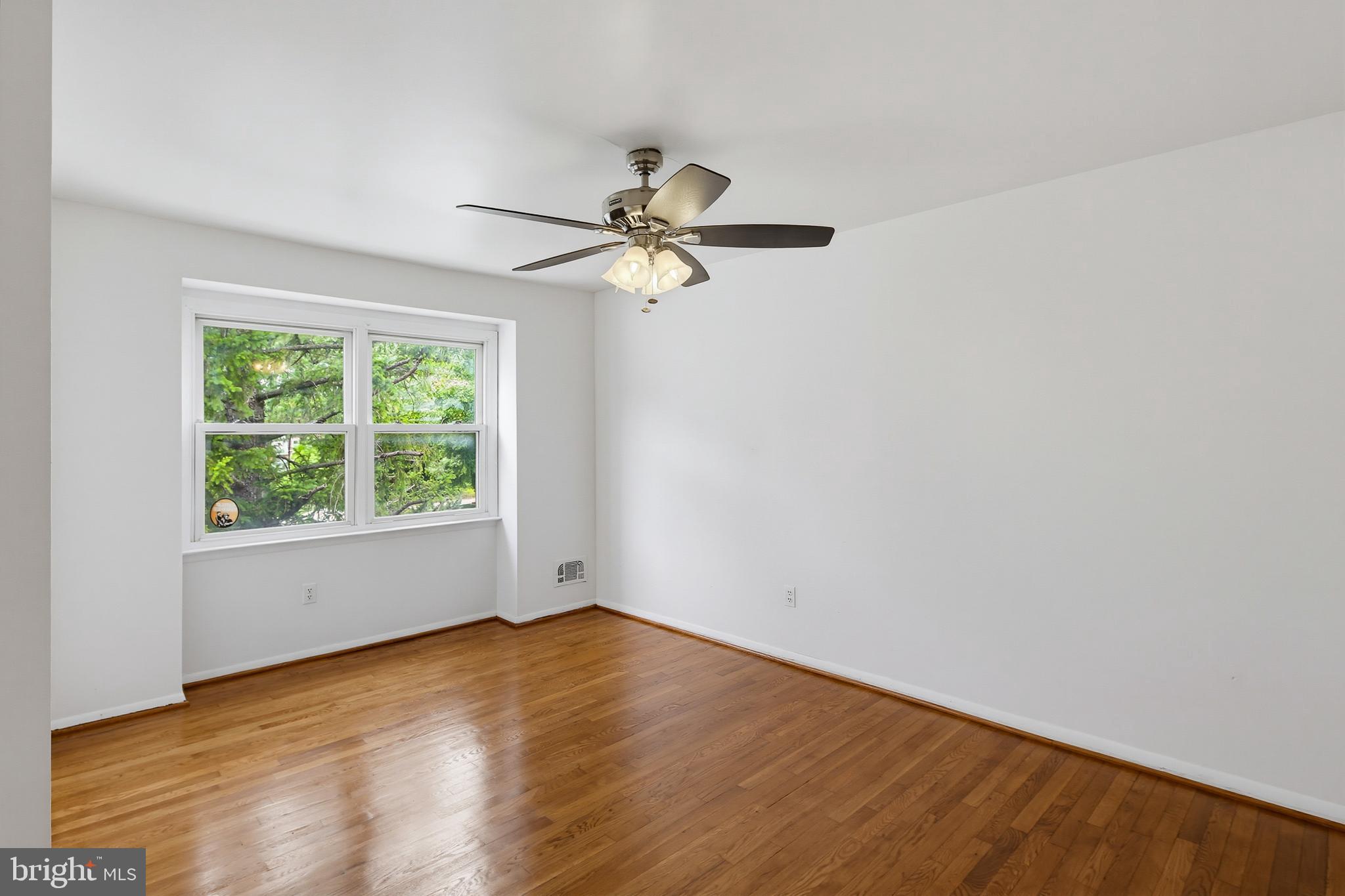 5655 Utrecht Road Baltimore, MD 21206 - Photo 15 of 36 Upper level primary bedroom