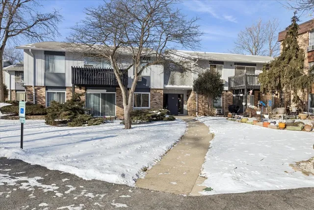 $189,000 | 948 East Old Willow Road, Unit 204, Prospect Heights, IL 60070