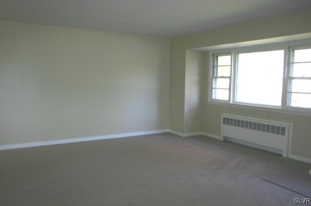 3143 Shakespeare Road Bethlehem, PA 18017 - Photo 2 of 14 Living room