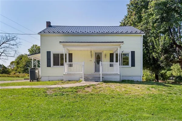 a view of a house with backyard