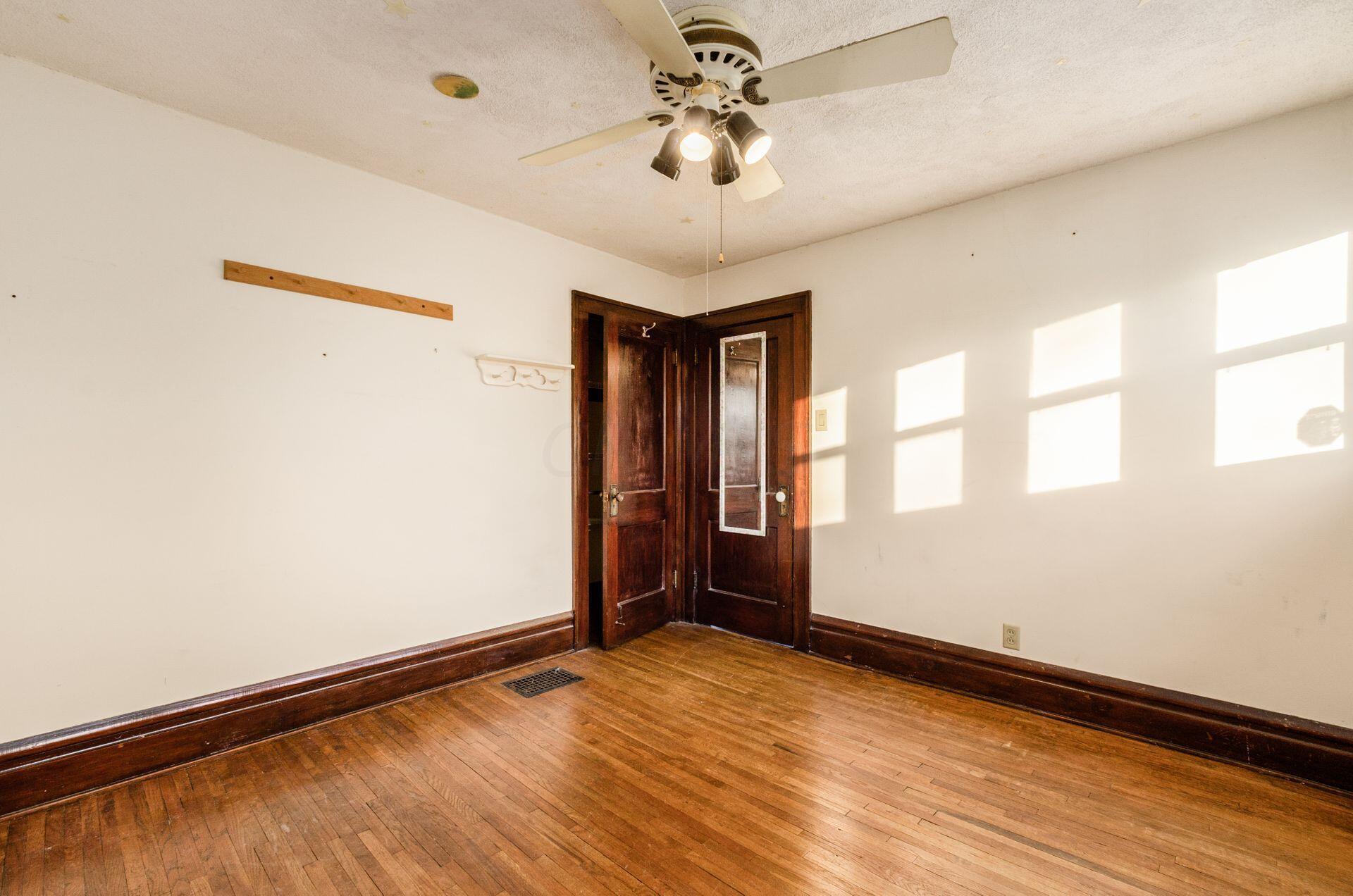 54 Glencoe Road Columbus, OH 43214 - Photo 21 of 29 030_6355c900e_L 54 Glencoe037