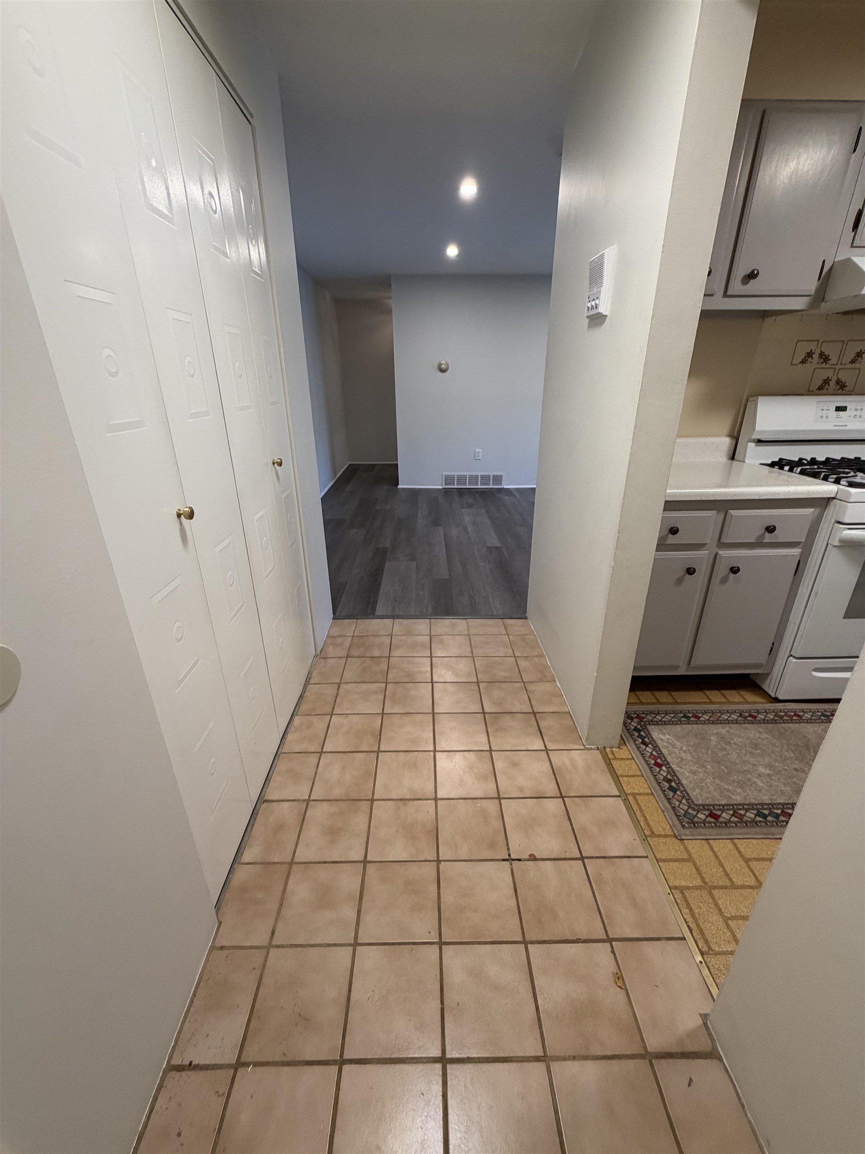 9 Louisburg Square, Unit 5 Nashua, NH 03060 - Photo 3 of 17