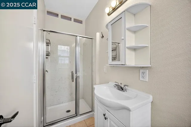 $2,300 | 3229 Elm Street, Unit 1A, Oakland, CA 94609