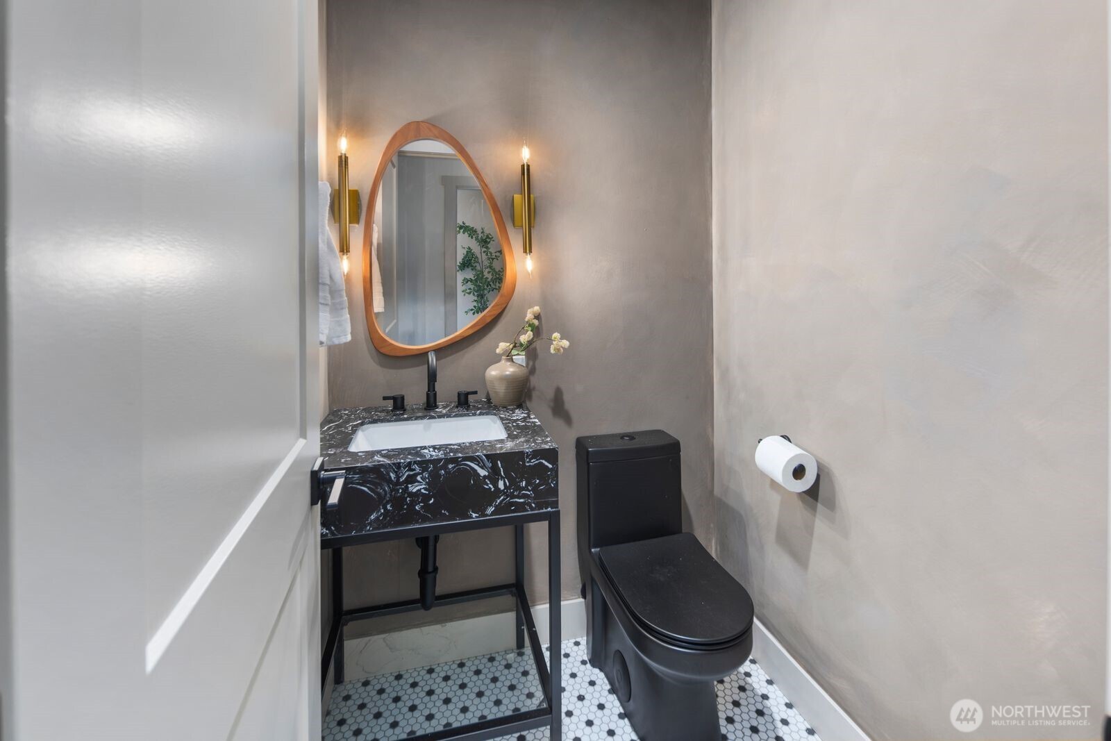 817 26th Avenue Seattle, WA 98122 - Photo 18 of 34