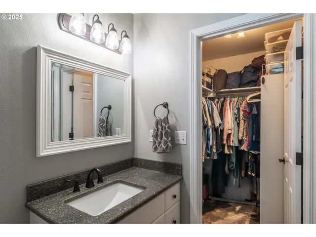 a en suite bathroom with a sink and mirror
