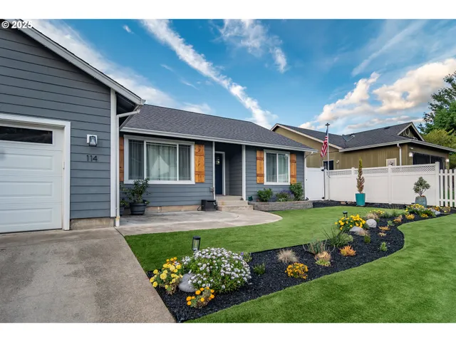 a view of a house with backyard and garden