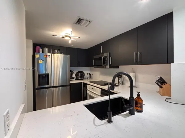 $2,850 | 2101 Brickell Avenue, Unit 903, Miami, FL 33129