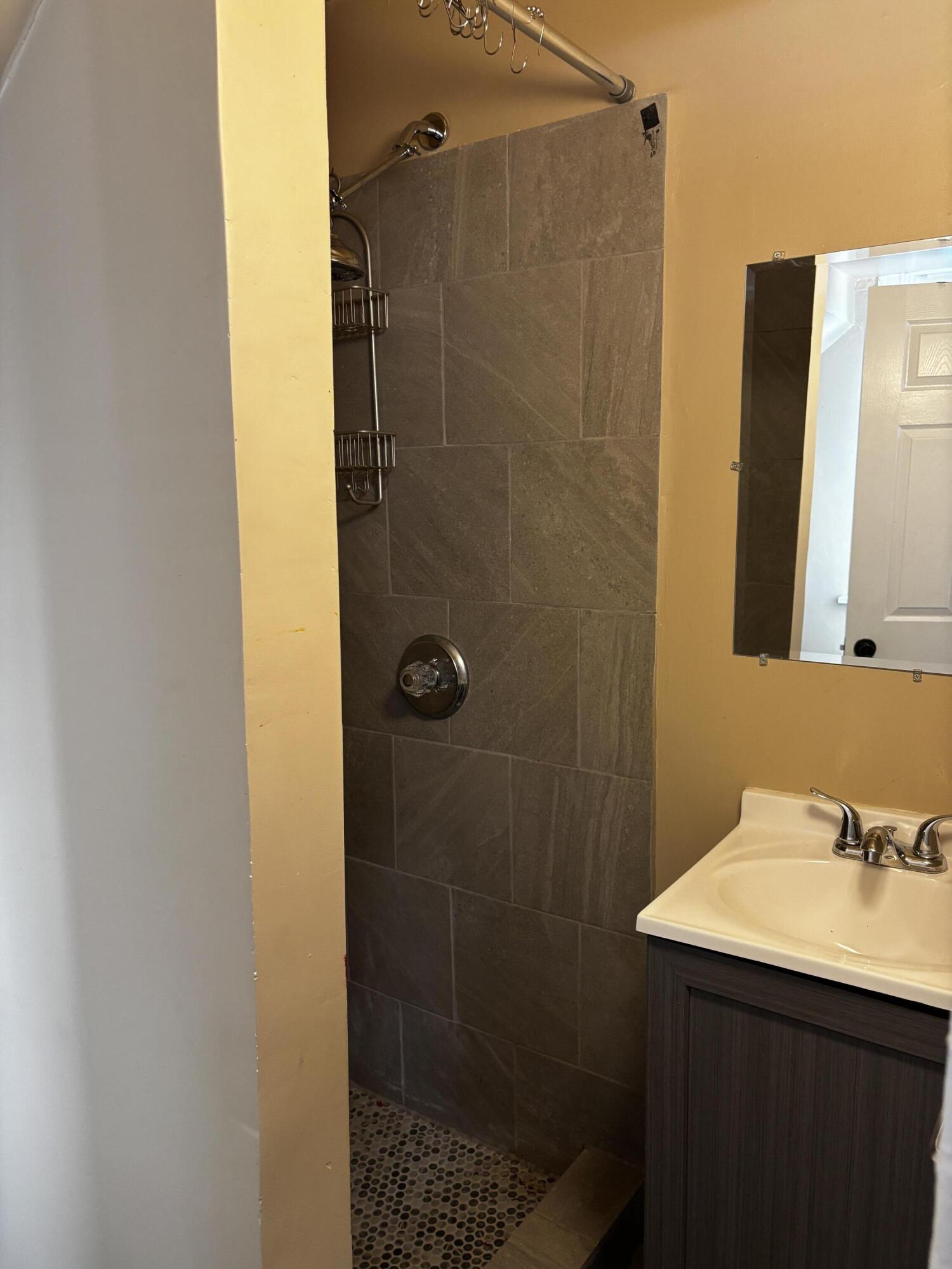 5525 North 36th Street Milwaukee, WI 53209 - Photo 15 of 39 Full Bath Main Floor