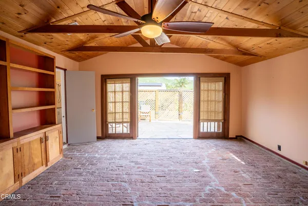 a view of entryway with a front door